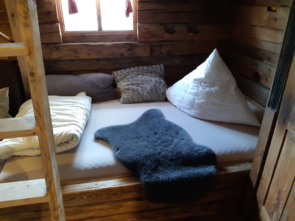 Schlafbereich mit Doppelbett in der Waidhaisl Selbstversorgerhütte