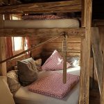 Uriges Etagenbett in der Waidhaisl Hütt’n im Bayerischen Wald