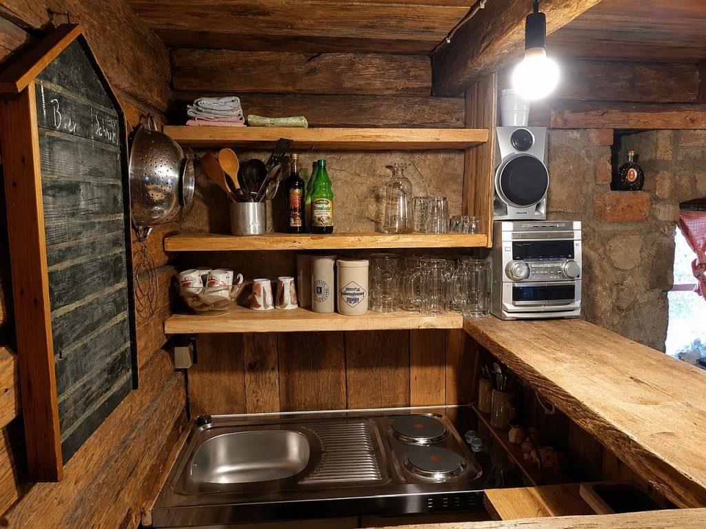 Küche und Barbereich der Selbstversorgerhütte Waidhaisl