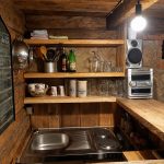 Küche und Barbereich der Selbstversorgerhütte Waidhaisl