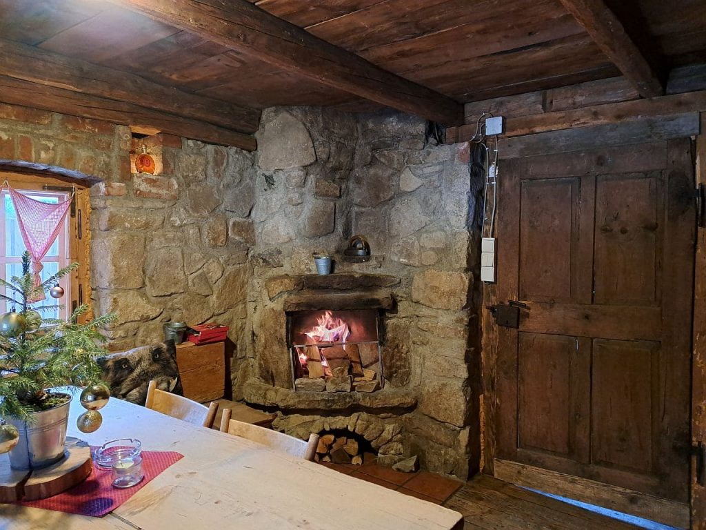 Offener Kamin in der urigen Stube der Waidhaisl Hütt’n