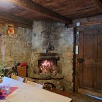 Offener Kamin in der urigen Stube der Waidhaisl Hütt’n