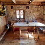 Urige Stube der Waidhaisl Hütt’n mit massivem Holztisch und Eckbank